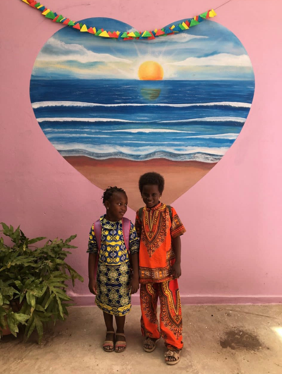 Enfants allant à l'école, scolarisés grâce à la Maison rose